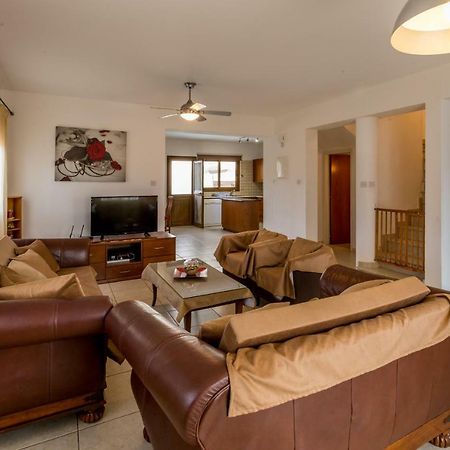 Villa Rina Paphos Exteriör bild