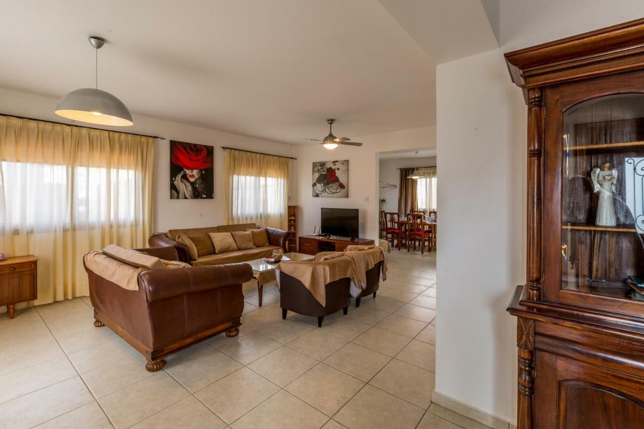 Villa Rina Paphos Exteriör bild