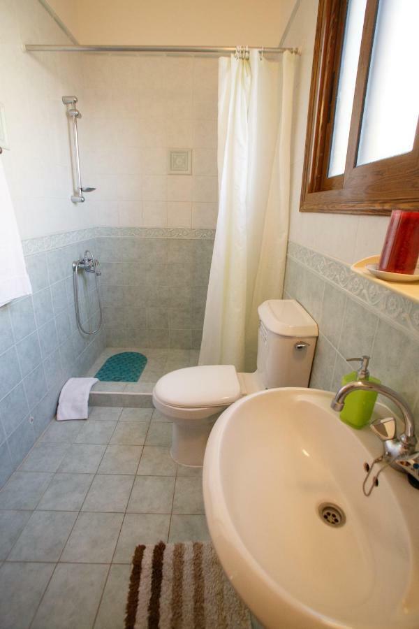 Villa Rina Paphos Exteriör bild